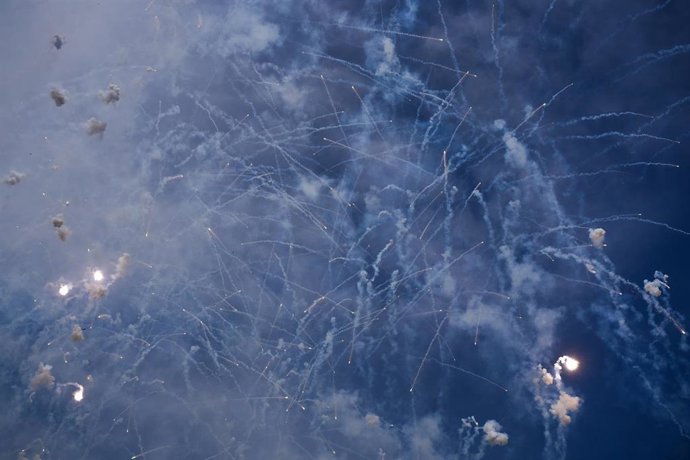 Archivo - Pirotecnia durante una mascletá. 