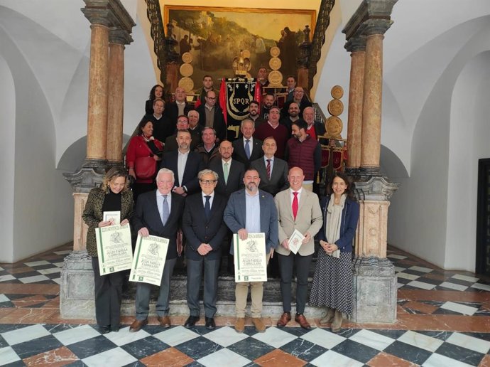El presidente de la Diputación de Córdoba, Salvador Fuentes (tercero por la izda.), en el acto de presentación de la XXXII Sentencia Romana y del libro 'XXXI Sentencia Romana'.