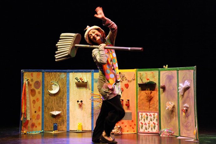 La compañía hispano-brasileña La Sonrisa del Lagarto presenta este sábado y domingo en el Teatro Arbolé de Zaragoza 'Basurilla', un espectáculo de clown en el que los verdaderos protagonistas son los niños