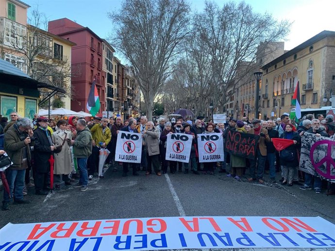Centenares de personas salen a la calle en Palma para decir "No a la guerra"