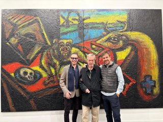El director general de Cultura, Pedro Olloqui, y el director del IAACC Pablo Serrano, Julio Ramón, junto al zaragozano Miguel Marcos, ante un cuadro de Víctor Mira que exhibe la galería de Marcos en ARCO.