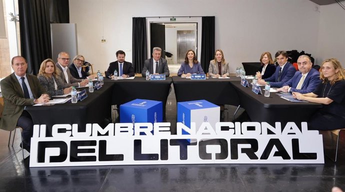 II Cumbre Nacional del Litoral, que ha reunido este viernes en València a representantes de gobiernos de autonomías con litoral