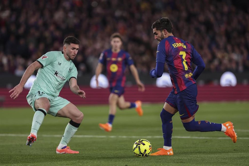 Archivo - Ferran Torres y Aymeric Laporte en el Bara-Athletic del Spotify Camp Nou en la primera vuelta de LaLiga EA Sports 2025/26