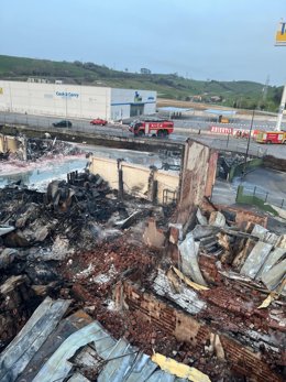 Estado de la nave calcinada en el polígono de Los Tánagos