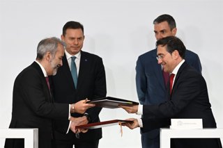 El ministro de Asuntos Exteriores, José Manuel Albares,  junto a su homólogo portugués, Paulo Rangel, durante la XXXVI Cumbre Hispano-Portuguesa bajo el lema 'Alianza Ibérica para Seguridad Climática', a 6 de marzo de 2026, en La Rábida (Huelva).