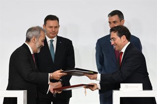 El ministro de Asuntos Exteriores, José Manuel Albares,  junto a su homólogo portugués, Paulo Rangel, durante la XXXVI Cumbre Hispano-Portuguesa bajo el lema 'Alianza Ibérica para Seguridad Climática', a 6 de marzo de 2026, en La Rábida (Huelva).
