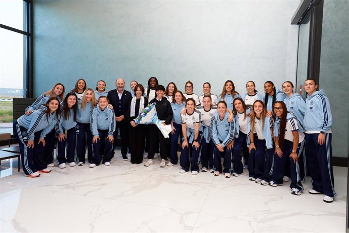 La selección española femenina de fútbol a su llegada a Turquía para jugar ante Ucrania en la fase de clasificación para el Mundial de Brasil de 2027