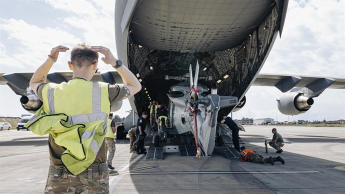 06 March 2026, Cyprus, ---: Royal Navy Wildcat HMA Mk2 (HMA2) unloaded from an RAF C-17, by RAF movers and RN personnel, at a British base in Cyprus. Photo: -/PA Media/dpa