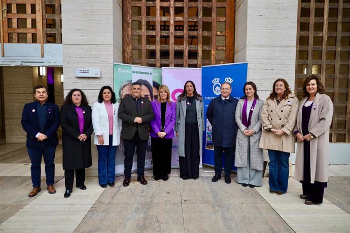 La consejera de Inclusión Social, Juventud, Familias e Igualdad, Loles López; la alcaldesa de Huelva, Pilar Miranda, y el presidente de la Diputación de Huelva, David Toscano, en el acto conjunto de las tres administraciones por el 8M. 