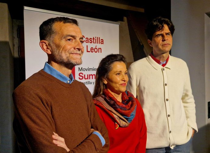 El coordinador federal de IU, Antonio Maíllo (izquierda) y el candidato de la coalición En Común a la Presidencia de la Junta, Juan Gascón (derecha), en un acto de campaña electoral en el Palacio del Conde Luna de León.