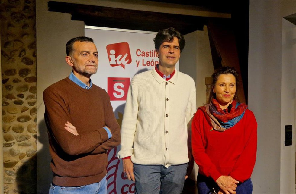 El candidato de la coalición En Común (IU-Sumar-Verdes Equo) a la Presidencia de la Junta, Juan Gascón (centro), junto al coordinador federal de IU, Antonio Maíllo, en un acto electoral en el Palacio del Conde Luna de la capital leonesa.