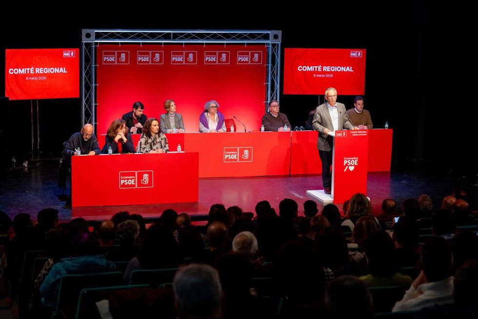 El presidente de la Comisión Gestora del PSOE de Extremadura, José Luis Quintana, durante la celebración de la Comité Regional en Mérida