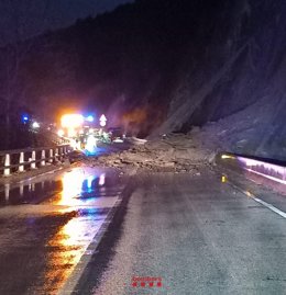 Un conductor herido grave por un desprendimiento en la N-260 en Sant Joan de les Abadesses (Girona)