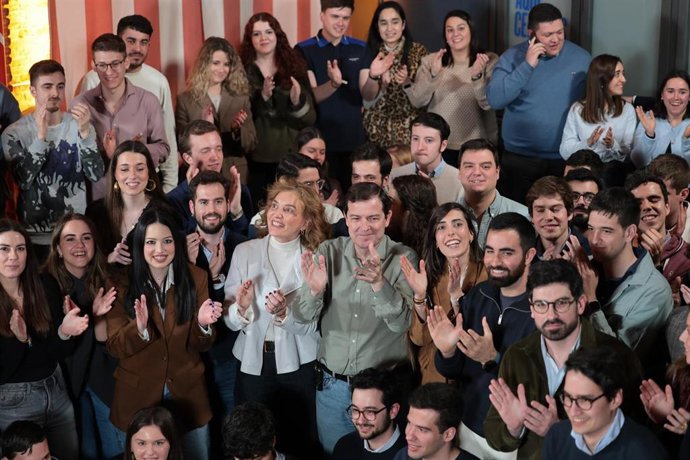 Mañueco, con parte de los jóvenes que han asistido al acto en Valladolid.