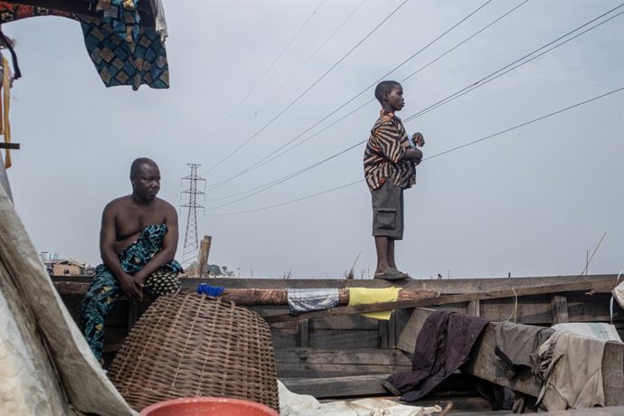 Archivo - January 9, 2026, Lagos, Nigeria: People, now homeless, living on boats while the 19th-century fishing community nicknamed the "Venice of Nigeria" is being demolished after a government eviction that sent excavators to carry out demolitions in Ma