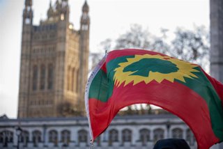 Archivo - Bandera de la región de Oromía (Etiopía) desplegada en Londres en el marco de una marcha de apoyo a la región separatista (archivo).