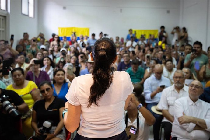 Archivo - La excandidata de Revolución Ciudadana Luisa González frente a seguidores en Madrid. 