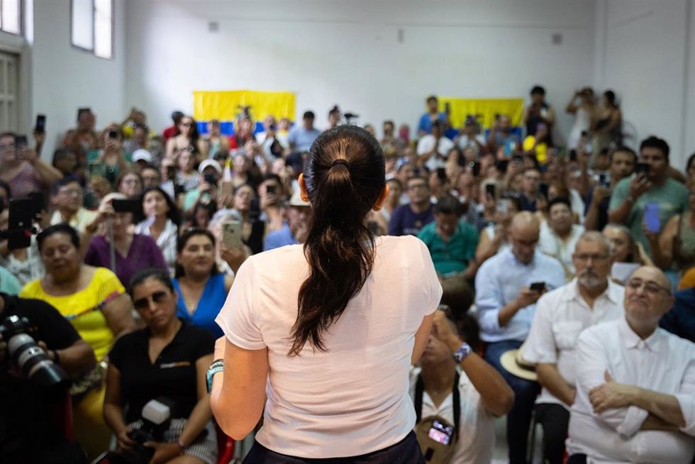 Archivo - La excandidata de Revolución Ciudadana Luisa González frente a seguidores en Madrid. 