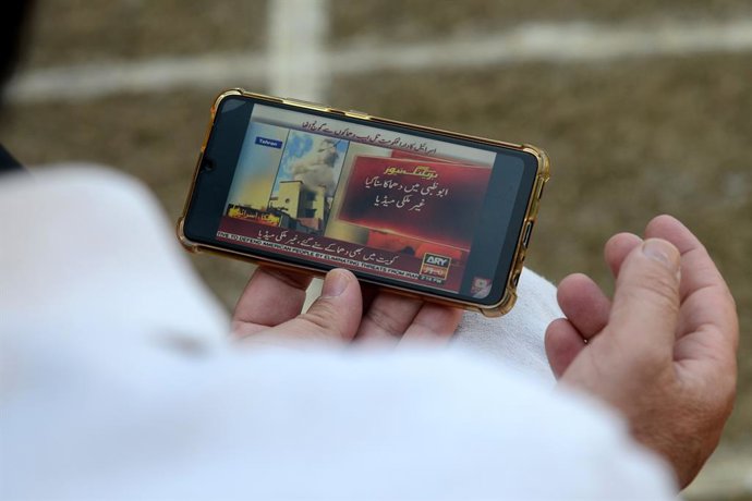 28 de fevereiro de 2026, Peshawar, Peshawar, Paquistão: Israel e EUA lançam grandes ataques contra o Irã, Teerã promete retaliação decisiva... PESHAWAR, PAQUISTÃO, 28 DE FEVEREIRO: Moradores se reúnem nas ruas e mercados de Peshawar para assistir à cobert