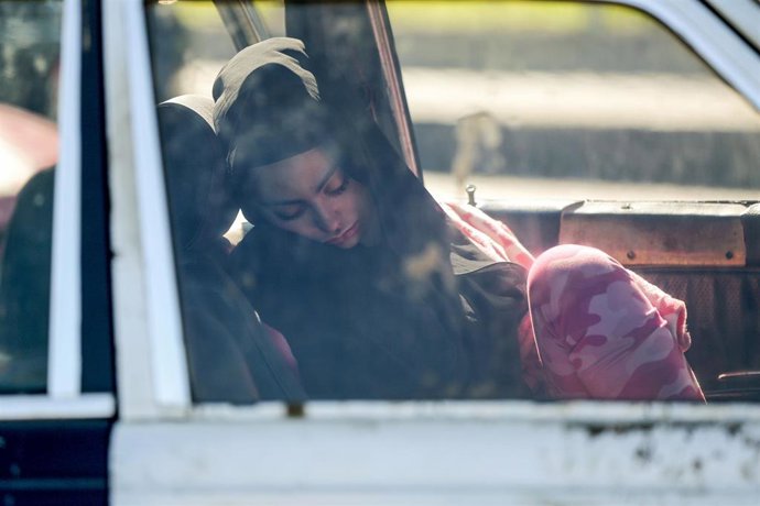 Refugiada libanesa duerme en un coche tras huir de los ataques israelíes en Beirut, Líbano