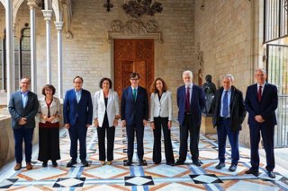 Archivo - El presidente de la Generalitat, Salvador Illa, y la consellera de Economía y Finanzas, Alícia Romero, junto a los miembros del grupo de expertos para el diseño del nuevo modelo de financiación singular de Catalunya, liderados por Martí Carnicer