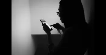 Violencia digital dirigida a mujeres: desde la sextorsión a las estafas, estos son los 10 ataques que más sufren