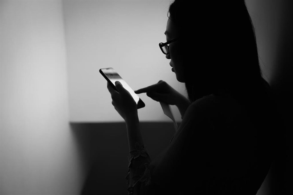 Mujer utilizando un 'smartphone'.