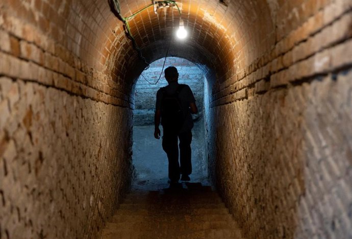 Archivo - Algunas personas en el refugio antiaéreo del parque del Retiro, a 1 de julio de 2025, en Madrid (España). El refugio se construyó durante la Guerra Civil para salvaguardar a los ciudadanos de los bombardeos aéreos.