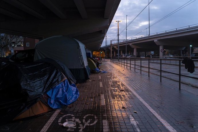 Archivo - Personas desalojadas en el puente bajo la C-31, a 29 de diciembre de 2025, en Badalona, Barcelona, Catalunya (España).