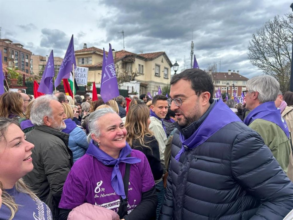 Archivo - El presidente Adrián Barbón en la manifestación del 8M del pasado año.
