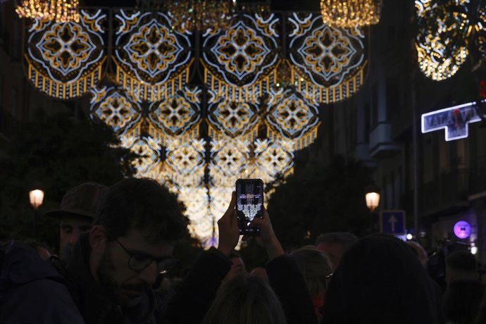 Decenas de personas durante la inauguración de la iluminación de las Fallas 2026, en la Falla Cuba-Puerto Rico, a 6 de marzo de 2026, en Valencia, Comunidad Valenciana (España). Se trata de 118 piezas iluminadas que recrean bordados de peineta, 70 bandas 