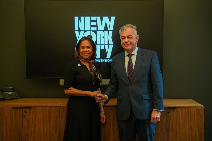 El alcalde de Sevilla, José Luis Sanz, con la presidenta y CEO de turismo de Nueva York, Julie Coker