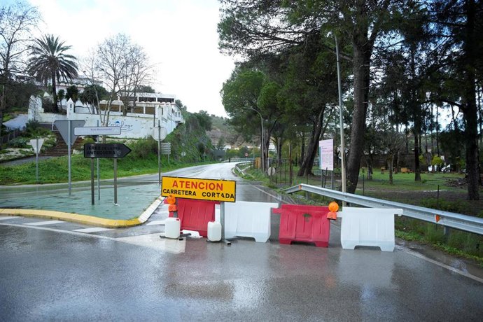 Imagen de archivo del mes de febrero de la carretera de acceso a Arcos de la Frontera (Cádiz) cortada por la borrasca Leonardo. 