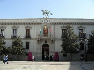 Archivo - Imagen de archivo de la fachada del Ayuntamiento de Granada.