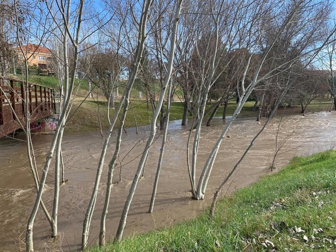 Archivo - Imagen de archivo de una crecida del río Huerva.