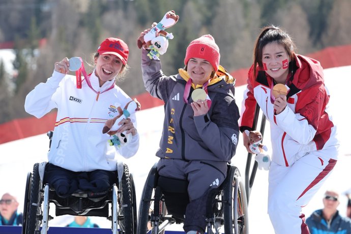 Audrey Pascual (izda) en el podio con su medalla de plata en el descenso de Milán-Cortina 2026