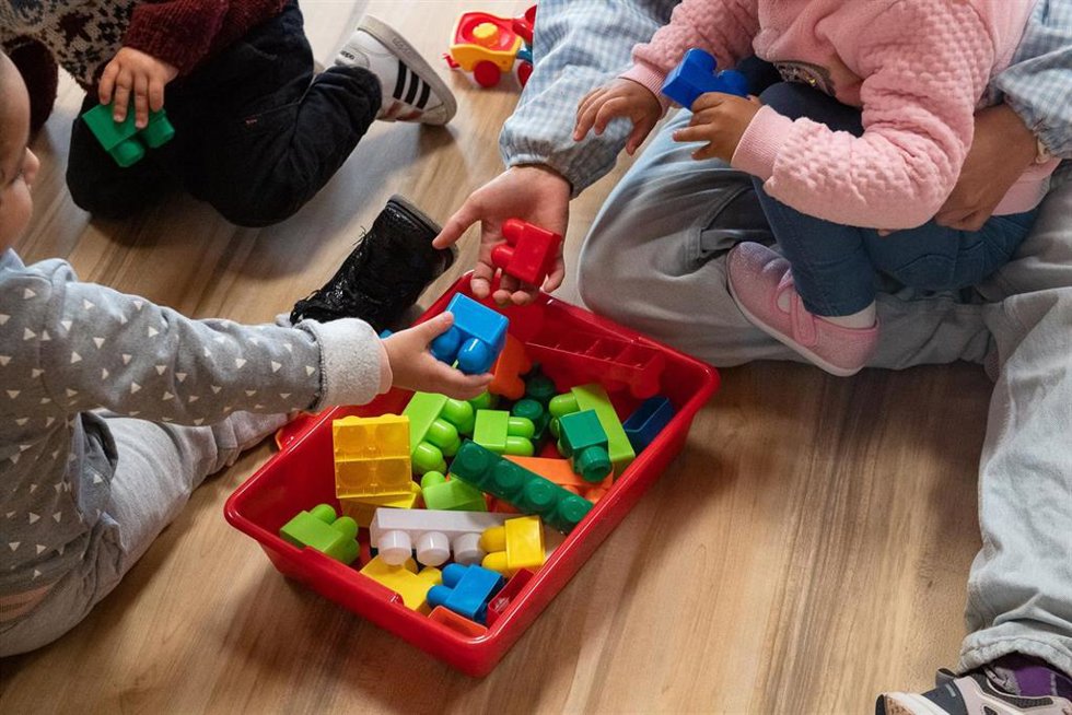 Archivo - Imagen de archivo de alumnos de Infantil jugando en un aula.