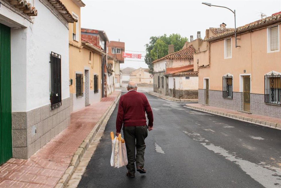 Archivo - Un vecino de la mitad par de la calle Murcia, a 28 de mayo de 2023, en Pozo Cañada, Albacete, Castilla-La Mancha (España). 