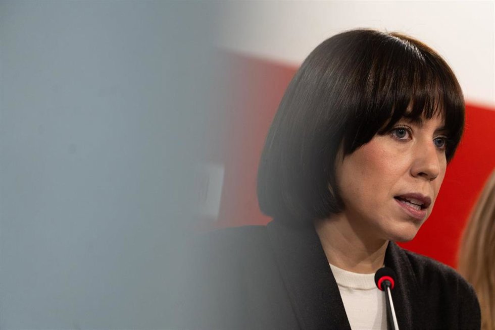 Archivo - La ministra de Ciencia, Innovación y Universidades y secretaria general del PSPV-PSOE, Diana Morant, atiende a los medios de comunicación en la sede del PSPV-PSOE.