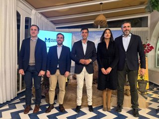 El alcalde, el diputado provincial de Presidencia y Promoción de la Provincia y el delegado de Turismo han participado en un acto en el que se ha celebrado la entrega del Indalo de Oro 2026 a Ricardo Escudero.