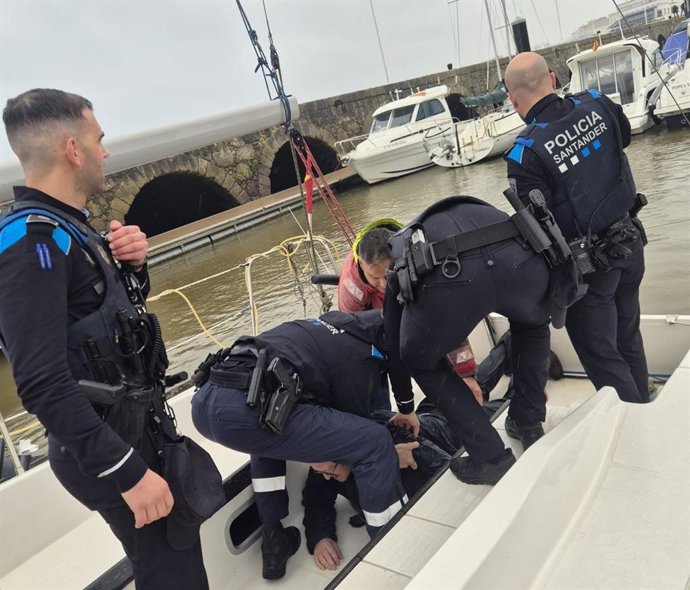Rescatado un hombre de 80 años tras caer al mar en Puertochico