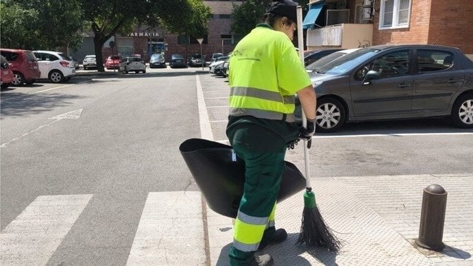 Archivo - Imagen de una mujer barrendera.