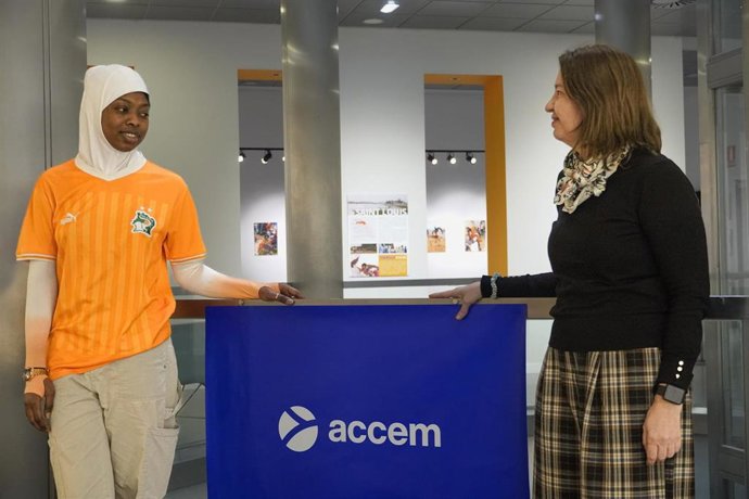 Marina, refugiada de Costa de Marfil y Ana, abogada de Accem en Zaragoza