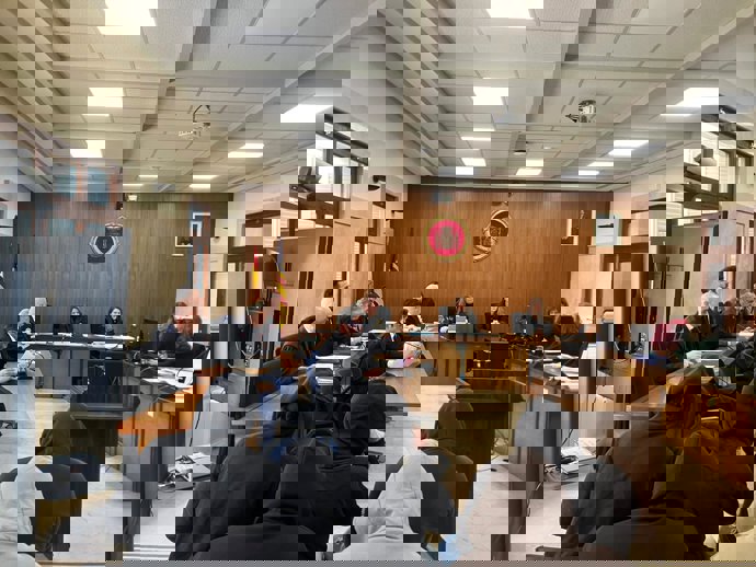 Los acusados, de espaldas, este lunes en la Audiencia Provincial de Baleares. 