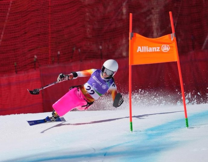 La esquiadora española Audrey Pascual durante el descenso de los Juegos Paralímpicos de Milán y Cortina 2026