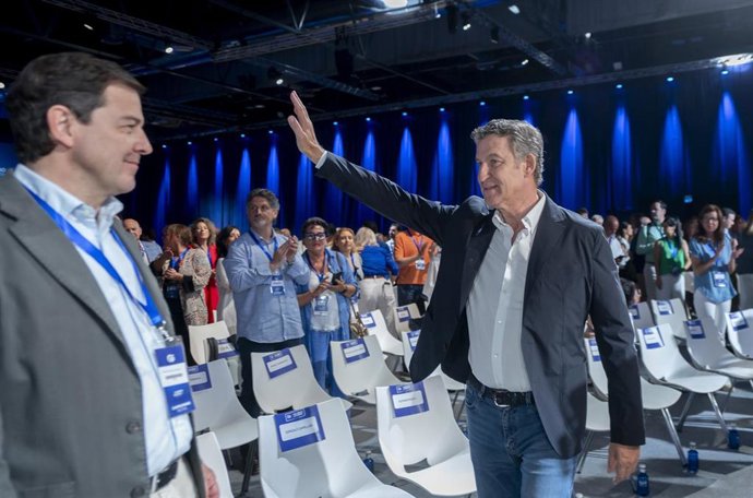 Archivo - El presidente del PP, Alberto Núñez Feijóo (d), y el presidente de la Junta de Castilla y León, Alfonso Fernández Mañueco (i), durante la segunda jornada del XXI Congreso Nacional del Partido Popular, a 5 de julio de 2025, en Madrid (España). Co