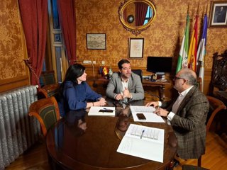 El delegado territorial de Justicia, Administración Local y Función Pública en Granada, Luis Recuerda, junto al alcalde de Loja, Joaquín Ordoñez.