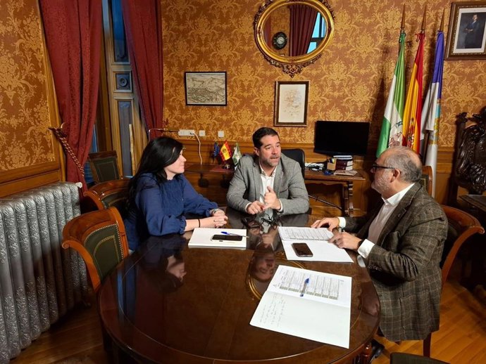 El delegado territorial de Justicia, Administración Local y Función Pública en Granada, Luis Recuerda, junto al alcalde de Loja, Joaquín Ordoñez.