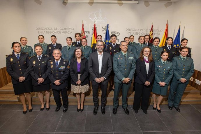 Encuentro con una veintena de mujeres de Policía Nacional y Guardia Civil celebrado en la Delegación del Gobierno.