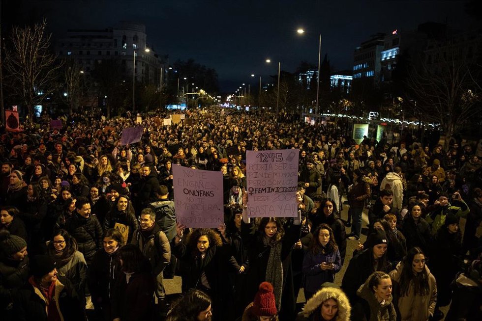 Archivo - Cientos de mujeres durante la manifestación convocada por la Comisión 8M por el Día Internacional de la Mujer, a 8 de marzo de 2024, en Madrid (España). 